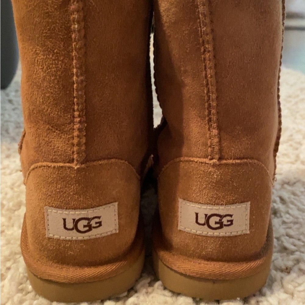 HARD TO FIND!!! UGG® Classic II Boot - Little Kid / Big Kid - Chestnut size 3